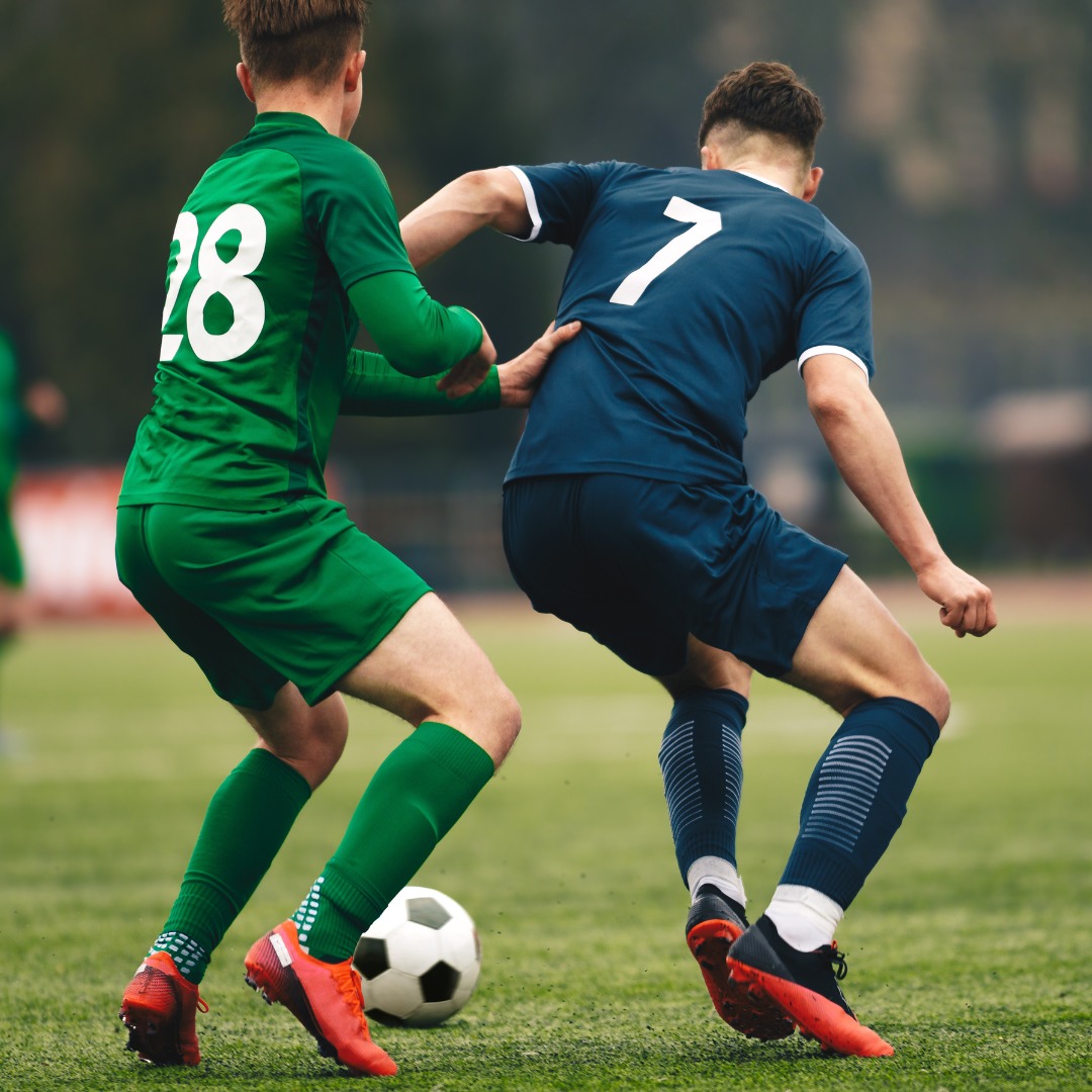 Jugador de fútbol intentando regatear a un rival