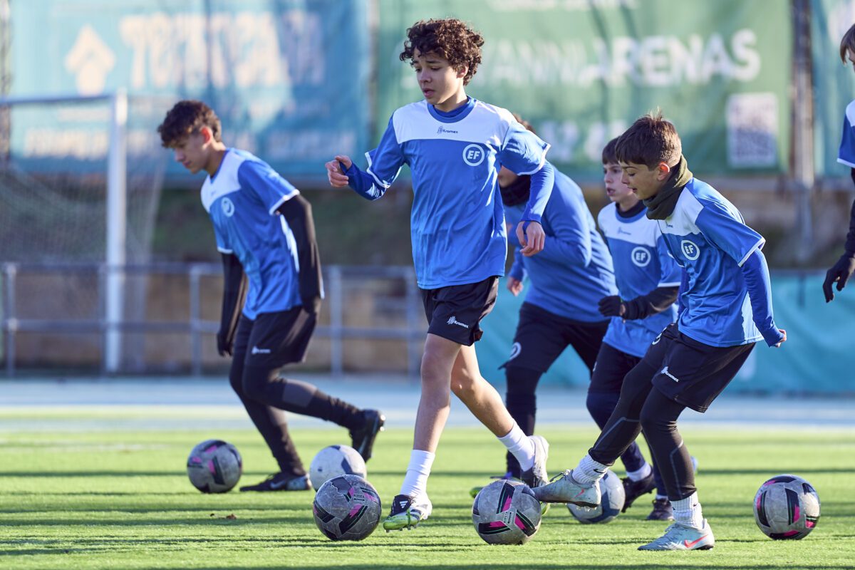 Imagen de chicos entrenando en el Campus de Navidad 2025-2026 - CF Pozuelo de EliteFootball